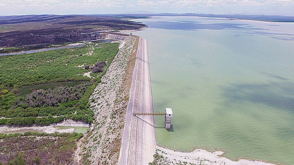 El terreno reseco gana espacio mientras se reduce el agua dulce de la presa Venustiano Carranza, conocida como Don Martín, en su nivel más crítico