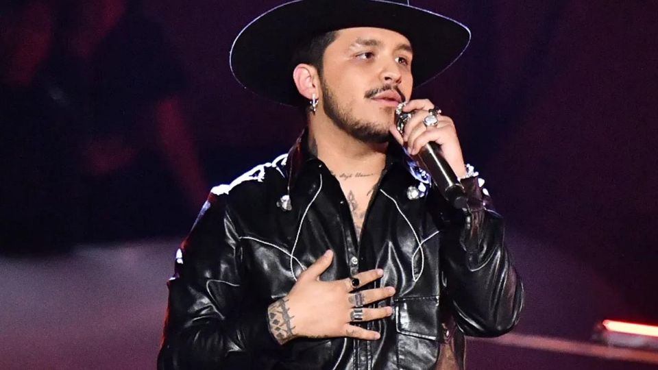 El cantante Christian Nodal sufrió una fuerte caída en el escenario durante un concierto en Guatemala