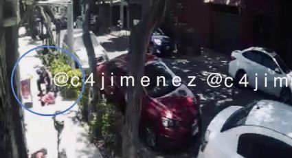 Policía forcejea con asaltante y recibe disparo; su placa le salva la vida