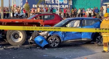 Trailer sin frenos choca contra 12 vehículos en Aguascalientes