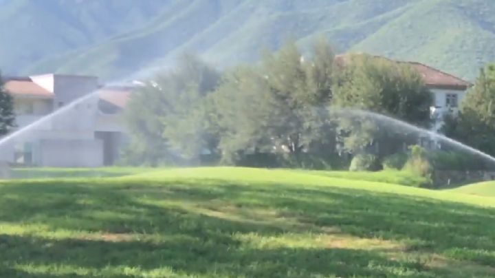 VIDEO: A pesar de la escasez de agua en NL, campo de Golf siempre riega sus campos