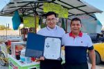 Joven agradece a su padre ya que con su puesto de elotes logró terminar su carrera universitaria