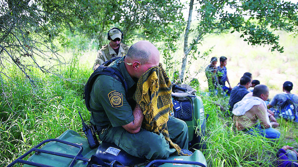 Los migrantes enfrentan severos peligros al intentar cruzar la frontera.