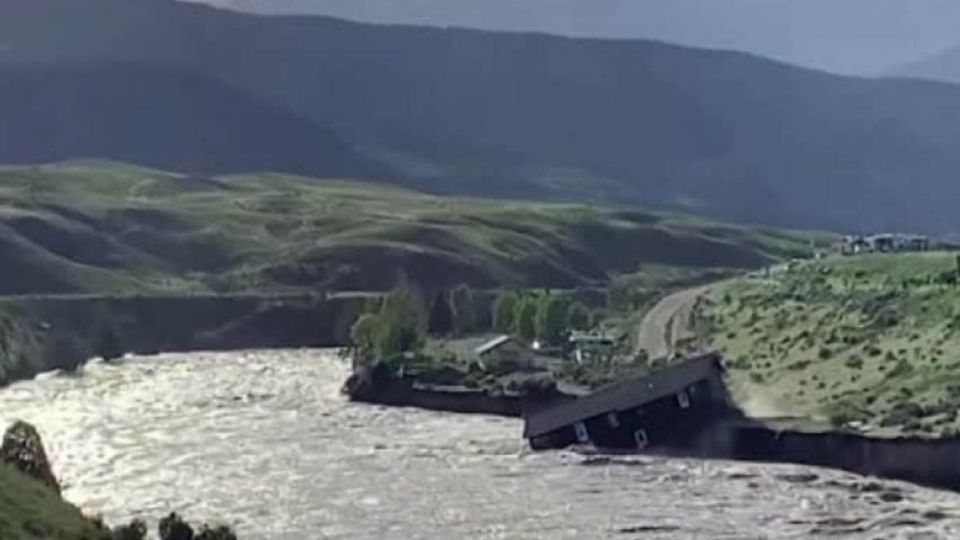 Varios testigos grabaron el momento en que el río se tragó la casa de los empleados del Parque Nacional Yellowstone.