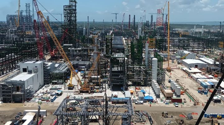 Refinería ‘Olmeca’ en Dos Bocas estará operando a toda su capacidad en 2023, asegura AMLO