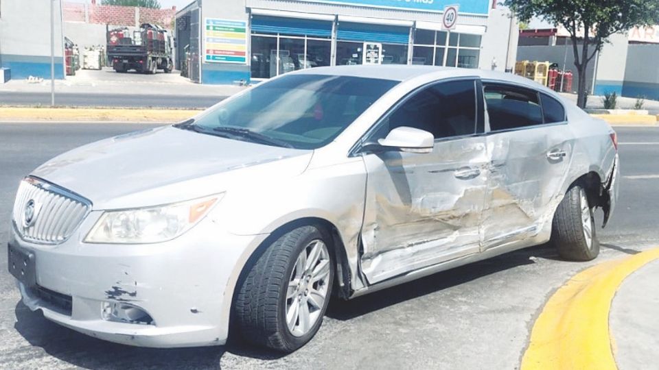 A este Buick le pegaron en el lado del chofer y lo hicieron girar.
