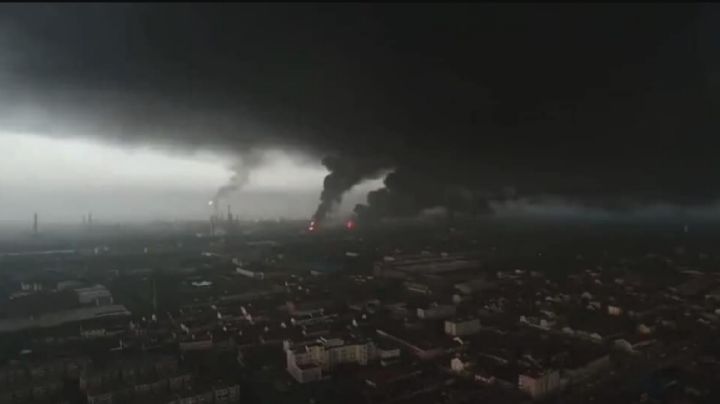 Fuerte explosión en planta petroquímica en Shangaí causa muerte y destrucción. VIDEO