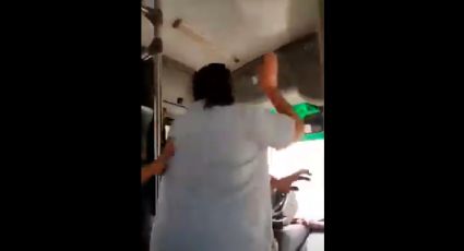 Mujer golpea a chofer de camión en Monterrey y casi provoca accidente (VIDEO)