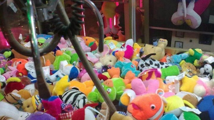 FOTO: Menor queda atorado dentro de máquina de peluches