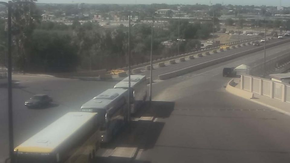 El Puente Juárez-Lincoln se muestra totalmente vació durante la mañana de este domingo, apenas se logran ver algunos vehículos rumbo a Laredo, Texas.