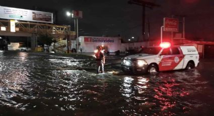 Dos muertos, choques y vehículos varados en Monterrey tras tormenta