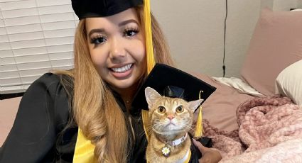 Michi se gradúa de la Universidad de Texas por asistir a las clases online con su dueña