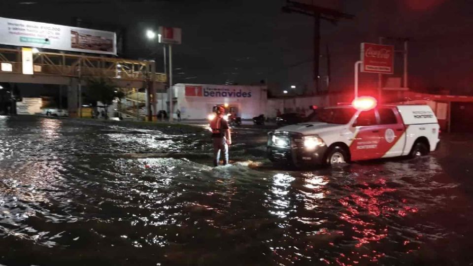 Varios puntos en la zona presentaron encharcamientos de gran volumen, afectando a los automovilistas, dejándolos varados.