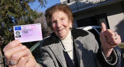 ¡Golpe avisa! Abuelita de 100 años renueva su licencia de conducir