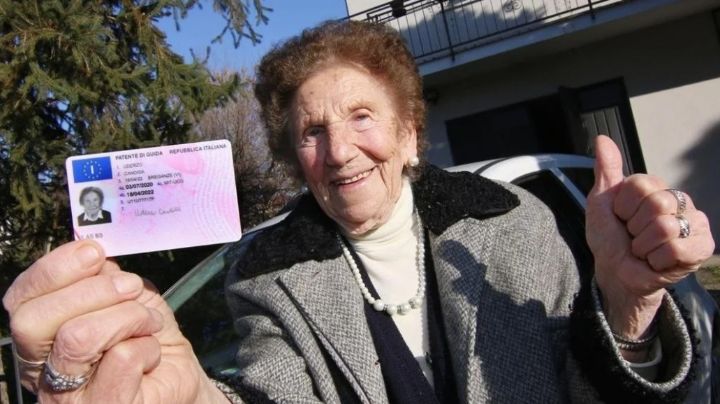 ¡Golpe avisa! Abuelita de 100 años renueva su licencia de conducir