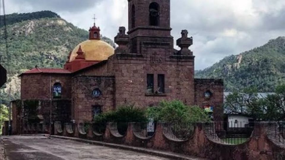 Los religiosos brindaron refugio al hombre, quien aparentemente huía de un comando armado.