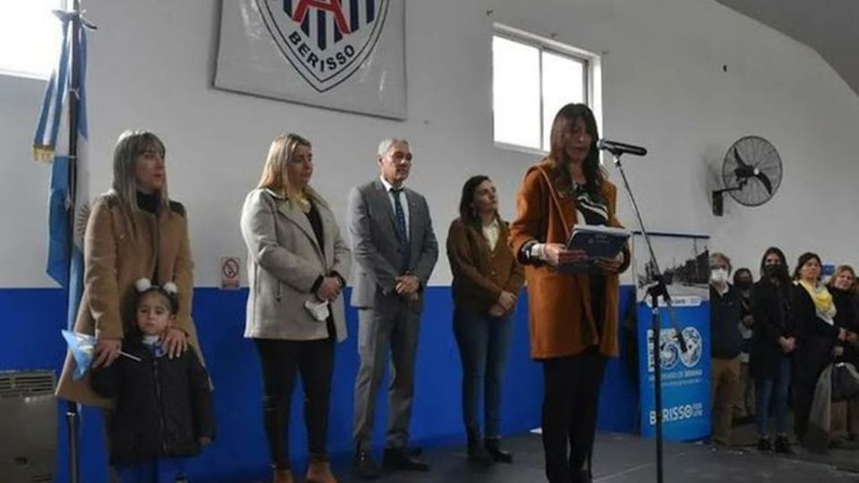 El discurso, donde se usaron palabras como 'todes' o 'nosotres' no fue del agrado de los padres de familia, quienes abuchearon a la mujer en el escenario