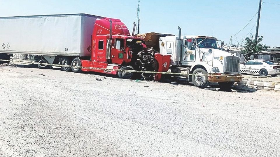 El tráiler se estrelló contra otro camión de carga y arrolló al militar.
