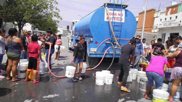 ¡Insólito! Comando armado roba pipa de agua potable en Monterrey