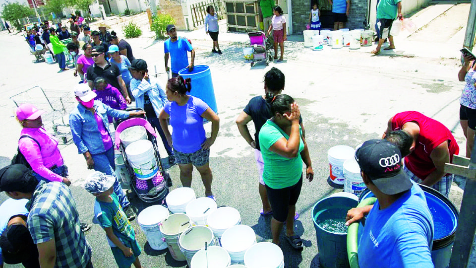 Nuevo León sufre una de las peores crisis por la falta de agua; Nuevo Laredo se toca el corazón y enviará más ayuda.  
