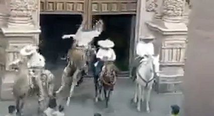 FUERTE VIDEO: Caballo aplasta a su jinete enfrente de la Catedral de Zacatecas