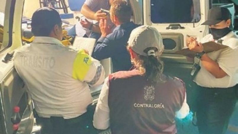 A cada conductor detenido se le somete a una revisión por parte de un médico.
