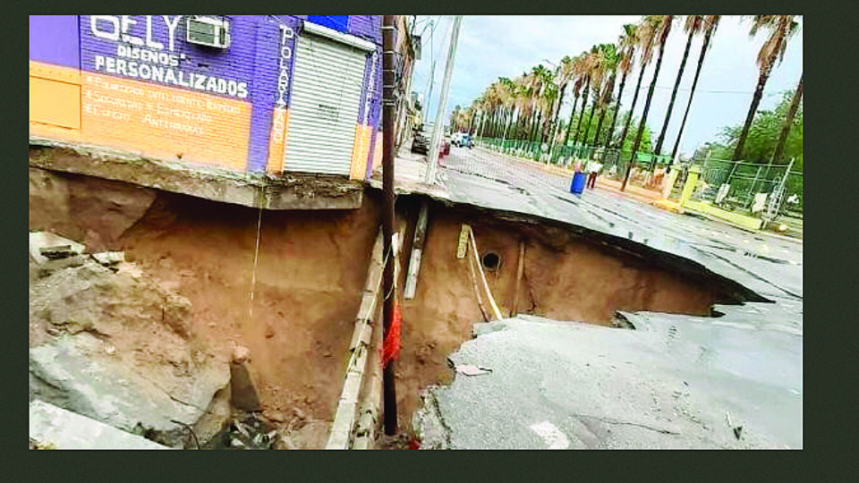 Las redes de drenaje en la ciudad fueron abandonadas por la anterior administración municipal. En la foto, se muestra cuando colapsó el colector en las calles González y América.