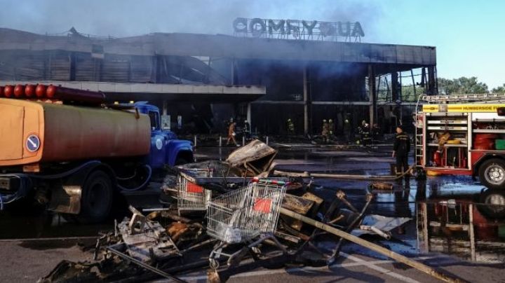 18 muertos en ataque con misiles rusos a centro comercial de Ucrania; se siguen buscando sobrevivientes