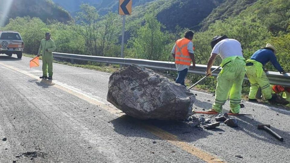 El deslave de rocas en la Sierra causó el cierre parcial de la Carretera
