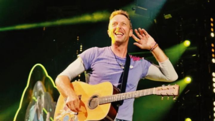 Chris Martin de Coldplay le cantó como a una pareja que se encontró en un bar