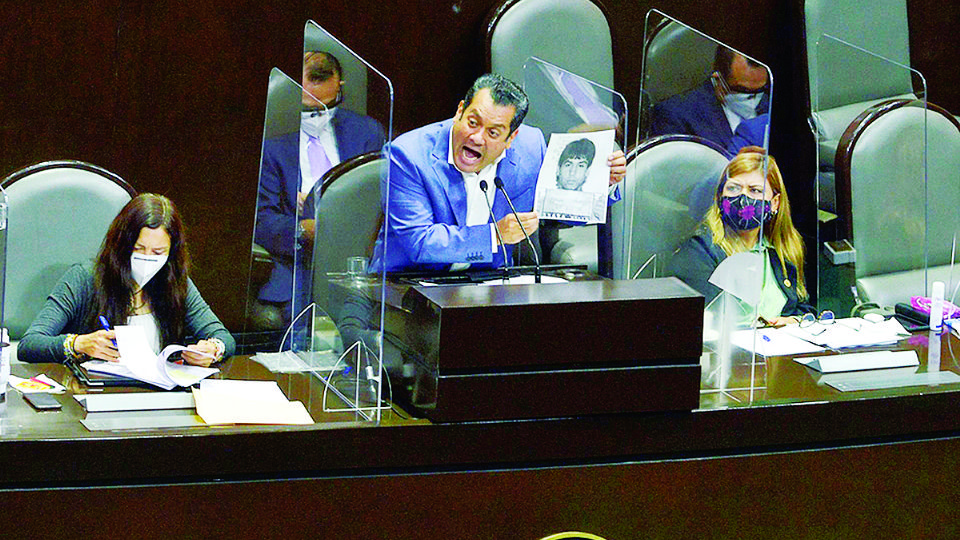 El Congreso federal desaforó a Francisco García Cabeza de Vaca, pero los diputados locales del PAN y el PRI lo protegieron.