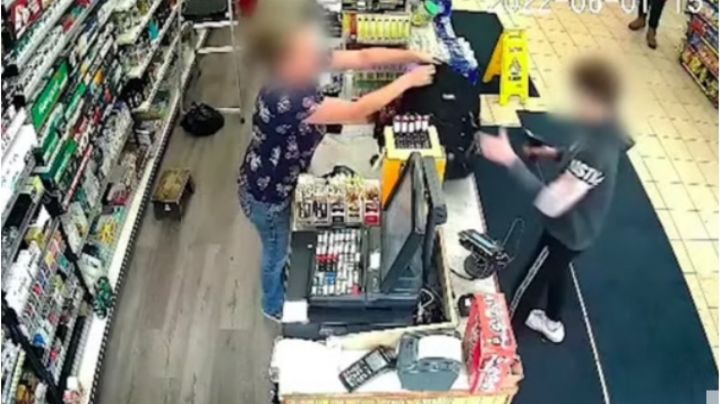VIDEO: Con pistola en mano, niño de 12 años asalta gasolinera en Michigan