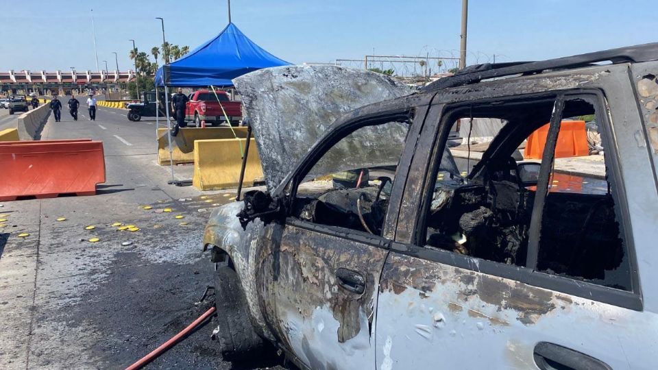 a camioneta se sobrecalentó y comenzó a arder en llamas provocando que se cerrara el paso en ambas direcciones para salvaguardar la seguridad de los transeúntes. 
