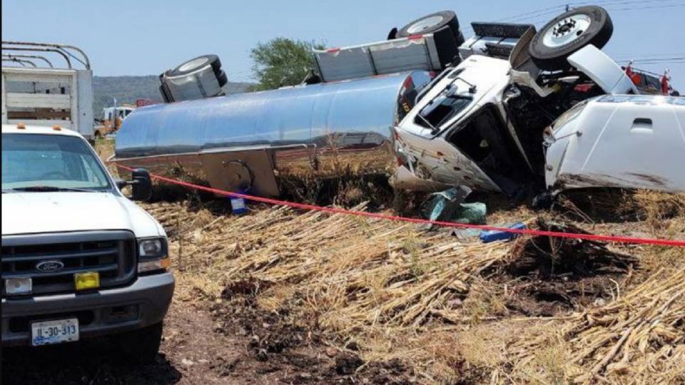 En el municipio de Tototlán ocurrió un accidente fatal que terminó con ma muerte de un conductor de tráiler, el hombre transportaba en su vehículo aproximadamente 17 mil litros de Tequila. 