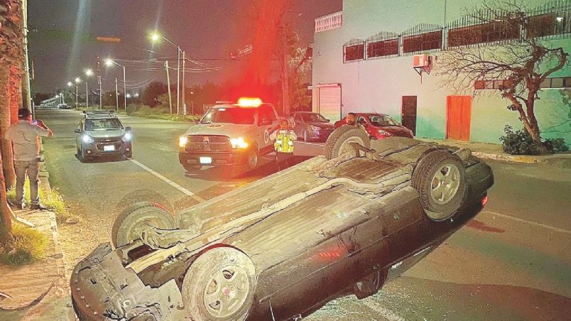 El conductor de este Honda Civic sobrevivió a la volcadura.
