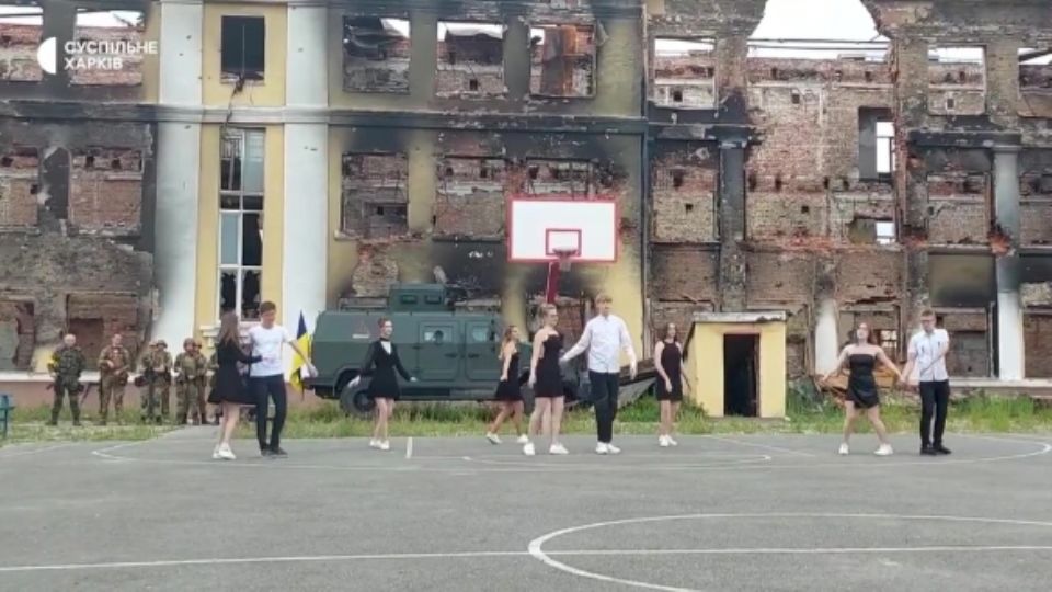 Como una forma de expresar su disgusto con la guerra, los alumnos de la escuela 134 se pronunciaron mediante su baile de graduación frente a lo que fue su centro educativo