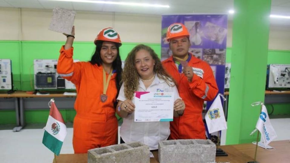 Alumnos posan con su proyecto, sus medallas y su reconocimiento