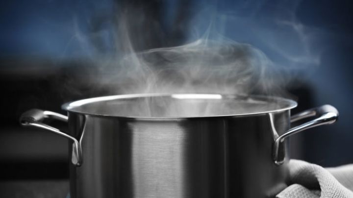 ¡Tóxica! cacha a su novio soñando con otra mujer, decide tirarle agua hirviendo