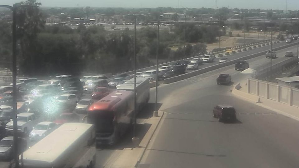 El Puente Juárez-Lincoln durante la mañana de este viernes se encuentra a la mitad de su capacidad.