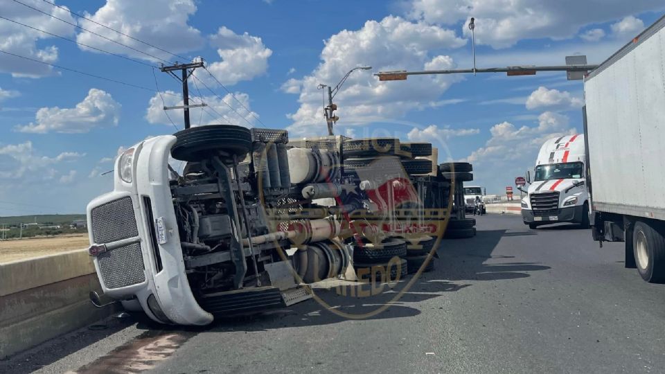 Esta tarde de viernes volcó este trailer en Carriers y carretera interestatal 35, milla 12, frente al parque industrial Unitech, traileros opinaron que fue mal cargada la mercancía, canteada para un solo lado.