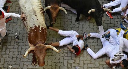 VIDEO: Si no fallecieron de covid, buscan morir de una cornada: turistas del mundo invaden Pamplona