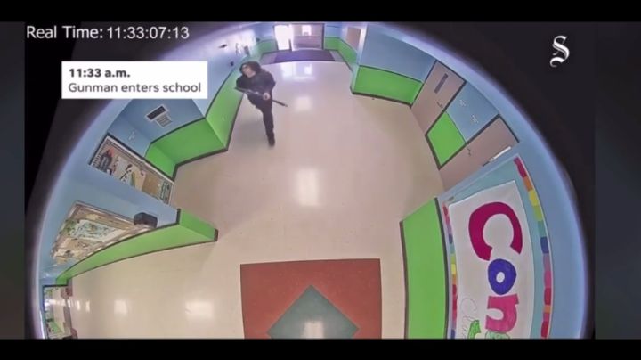 Exhiben nuevos videos de la actuación de la policía durante la masacre de Uvalde