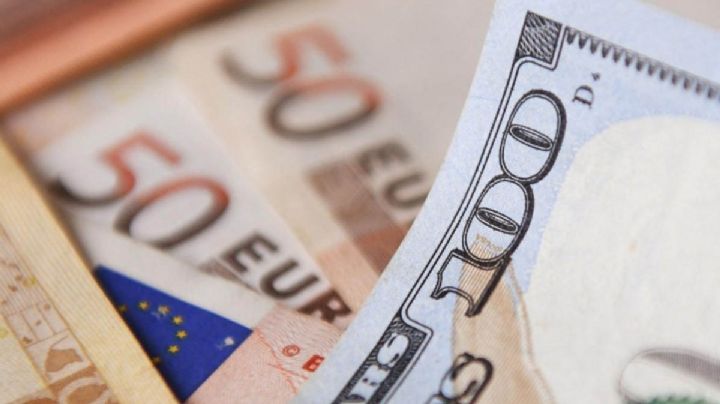 Dólar supera al euro por primera vez en 20 años