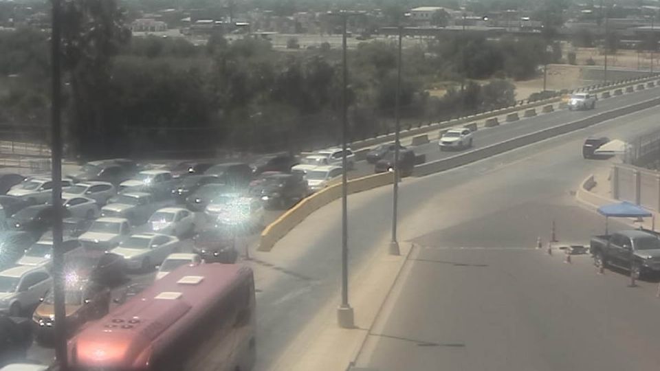 El Puente Juárez-Lincoln a comparación de días anteriores se muestra casi vació, con apenas unos automóviles en el área cercana a las casetas para mostrar la VISA.

