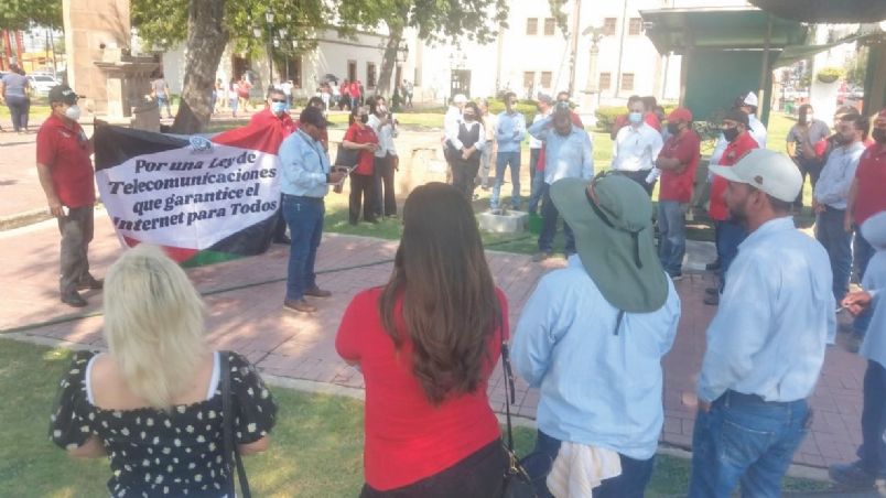 la Sección 16 del Sindicato de Telefonistas de la República Mexicana, realizó un mitin la mañana de este jueves frente a la Presidencia Municipal.