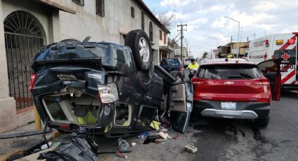 NLD: Se pasa el alto y causa choque volcadura en colonia centro; una abuelita sale lesionada