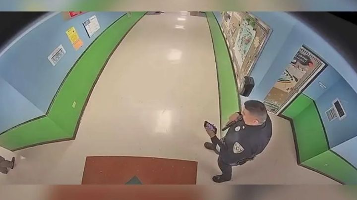 Critican a policía en video de Uvalde por revisar su teléfono; era esposo de maestra asesinada