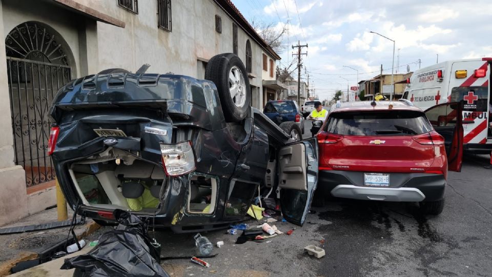 En Jesús Carranza y González el choque de la Chevrolet Tracker contra la Ford Escape que quedó volcada, saliendo lastimada la pasajera solamente, mientras las conductoras estaban ilesas.