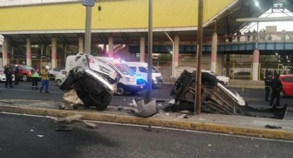 IMPACTANTE... Se parte auto en dos al estrellarse contra poste; hay dos muertos