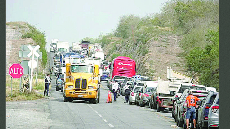 La carretera Monterrey a Ciudad Victoria fue bloqueada por varias horas.